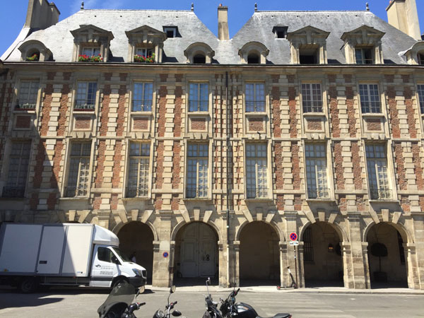 L'hôtel de Chaulnes : la façade sur la place des Vosges