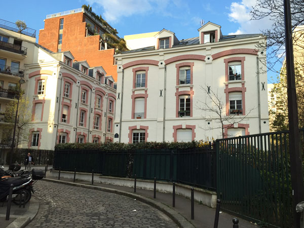 La villa Marcel Lods : les deux bâtiments jumeaux situés à l'entrée La villa Marcel Lods : les deux bâtiments jumeaux situés à l'entrée