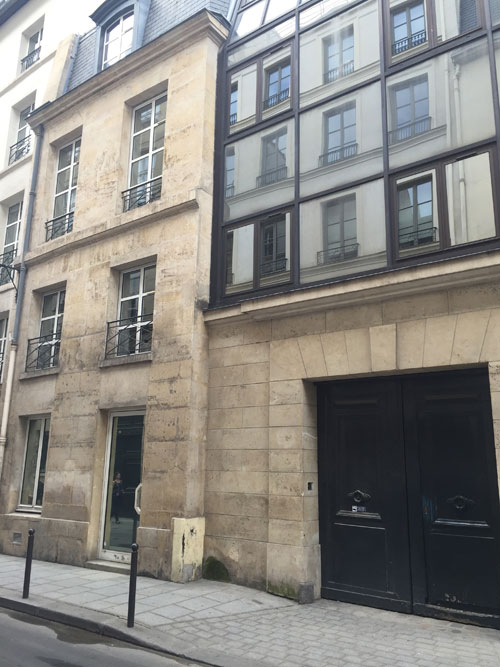 Hôtel du XVIIe siècle Rue du Sentier : l'incongru bâtiment moderne sur rue