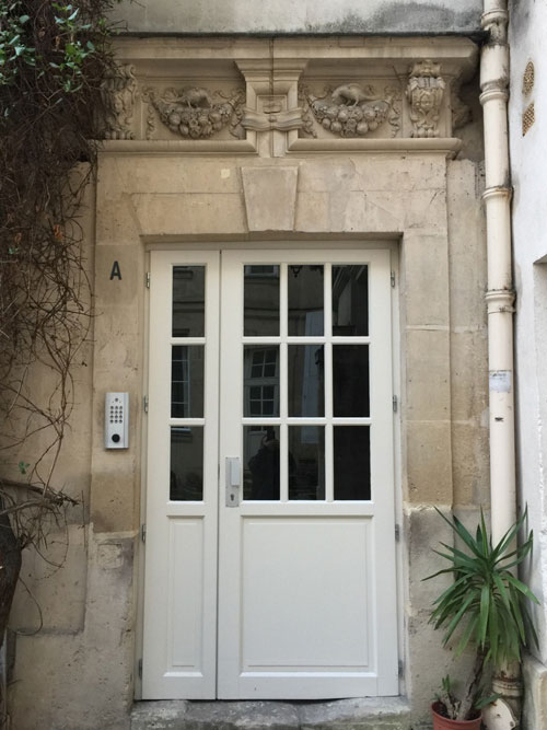 L'hôtel Bence : porte surmontée d'une frise sculptée