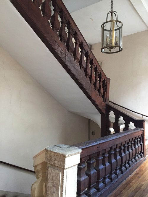 Hôtel du XVIIe siècle : l'escalier à balustres, partie en bois