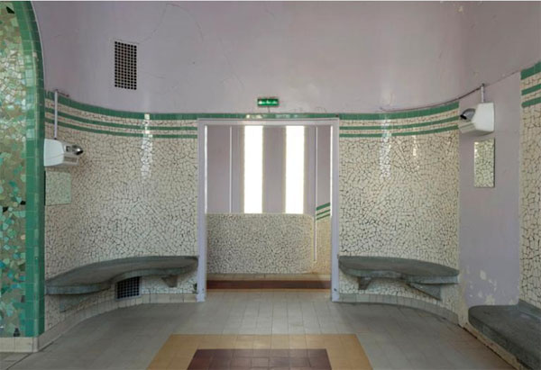 bains-douches Bidassoa : la salle d'attente précédent les cabines des hommes bains-douches Bidassoa : la salle d'attente précédent les cabines des hommes