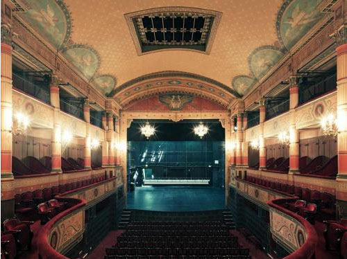 Le théâtre à l'italienne et son décor pompéien Le théâtre à l'italienne et son décor pompéien