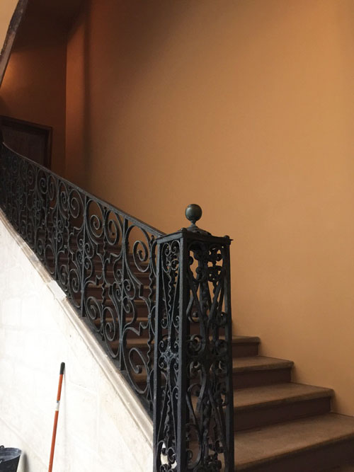 L'hôtel de Pologne : l'escalier et sa rampe en ferronneries