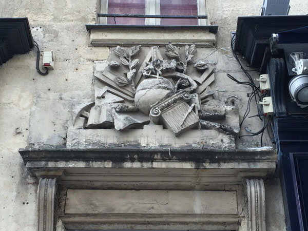 La pâtisserie Stohrer : les attributs de l'architecture sculptés sur la façade