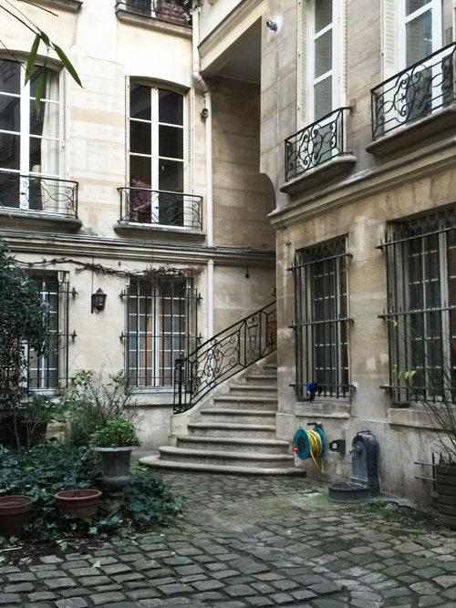 Hôtel particulier caché Rue Michel Le Comte : le bas de l'escalier