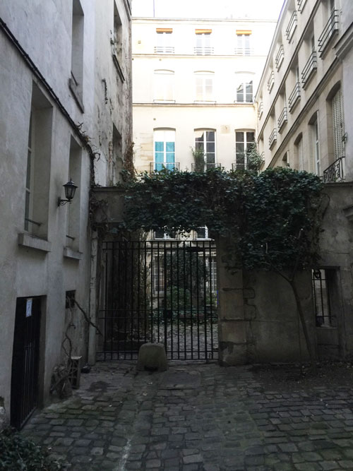 Hôtel particulier caché Rue Michel Le Comte : ilst situé au fond de la deuxième cour, derrière une grille