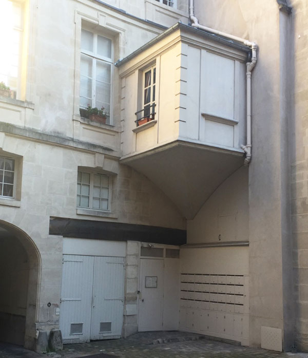 L'hôtel Le Charron : le cabinet sur trompe L'hôtel Le Charron : le cabinet sur trompe