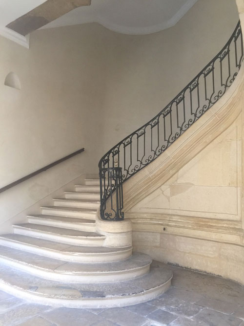 L'hôtel Le Charron : l'escalier principal L'hôtel Le Charron : l'escalier principal