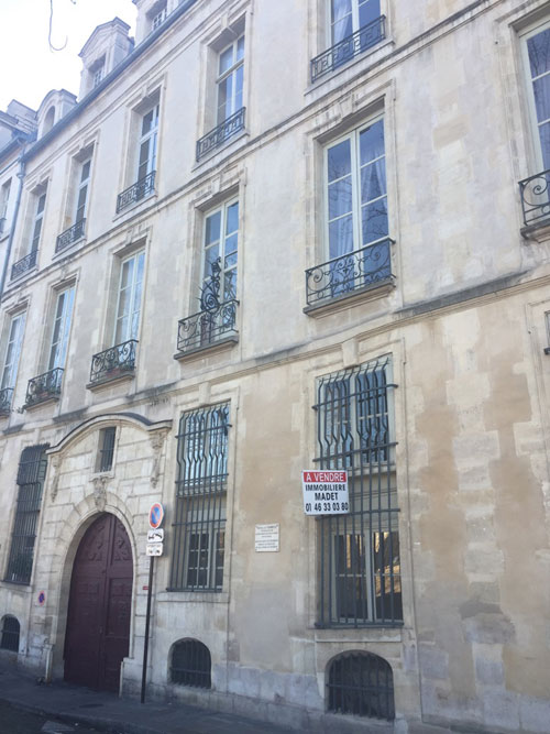 L'hôtel Le Charron : la façade du logis donnant sur le quai de Bourbon L'hôtel Le Charron : la façade du logis donnant sur le quai de Bourbon
