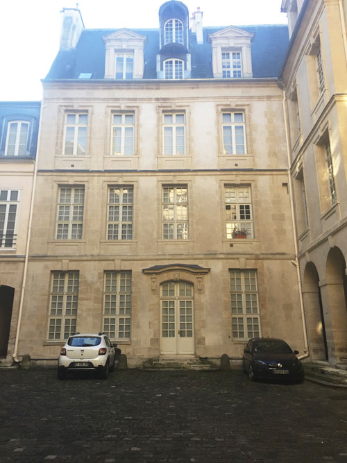 L'hôtel Le Charron : le second logis sur cour et sa belle porte d'entrée L'hôtel Le Charron : le second logis sur cour et sa belle porte d'entrée