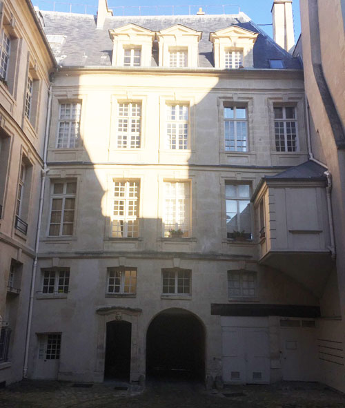 L'hôtel Le Charron : la façade sur cour du logis L'hôtel Le Charron : la façade sur cour du logis