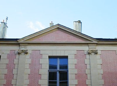 L'hôtel de Lauzon : détail du fronton L'hôtel de Lauzon : détail du fronton