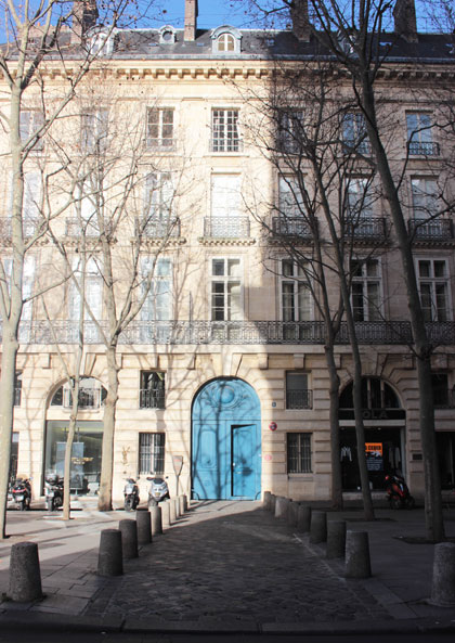 La place Saint-Sulpice : le seul immeuble construit selon le projet de Servandoni La place Saint-Sulpice : le seul immeuble construit selon le projet de Servandoni