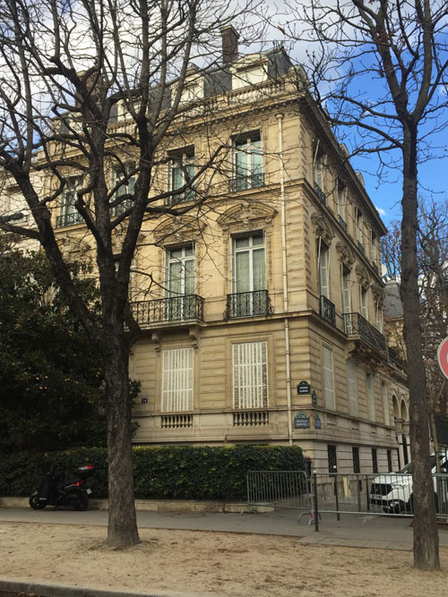 L'hôtel Dollfus ou hôtel de Tahouët : il est situé à l'angle de l'avenue de Marigny et de l'avenue Gabriel