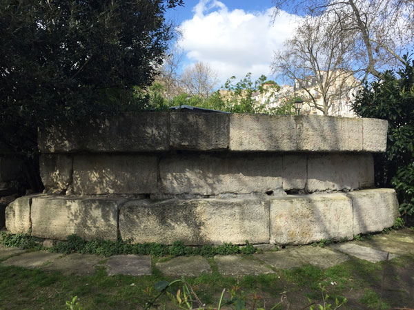 Le vestige de la prison de la Bastille, square Henri-Galli