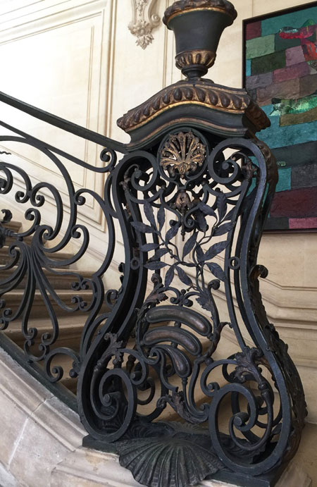 Le départ de la rampe d'escalier en forme de cartel Le départ de la rampe d'escalier en forme de cartel
