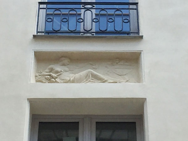 L'hôtel de Frédy : bas-relief