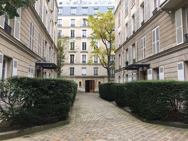 Le square Monceau vu du bout de l'allée centrale Le square Monceau vu du bout de l'allée centrale