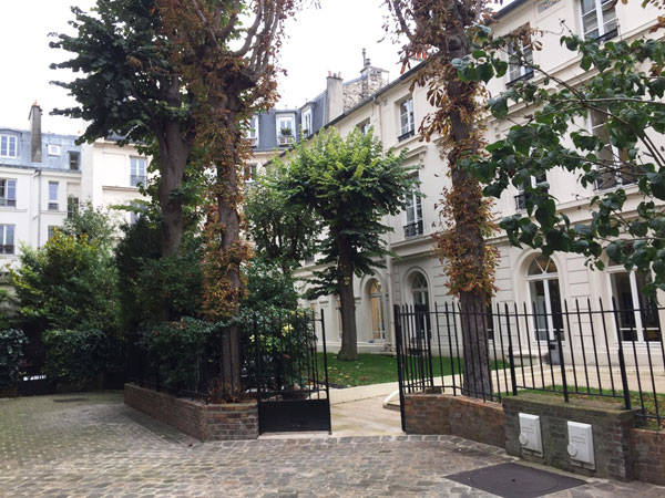 Le square Monceau : les hôtels particuliers sont dotés de petits jardins Le square Monceau : les hôtels particuliers sont dotés de petits jardins