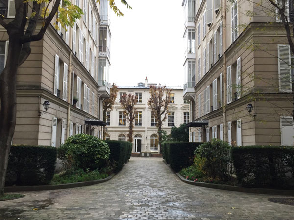 Le square Monceau : l'allée centrale Le square Monceau : l'allée centrale