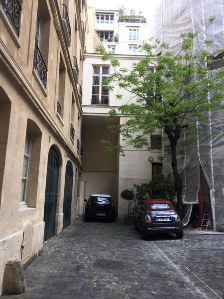 L'immeuble locatif des Théatins : la cour et à droite le grosse tour (sous bâches) L'immeuble locatif des Théatins : la cour et à droite le grosse tour (sous bâches)