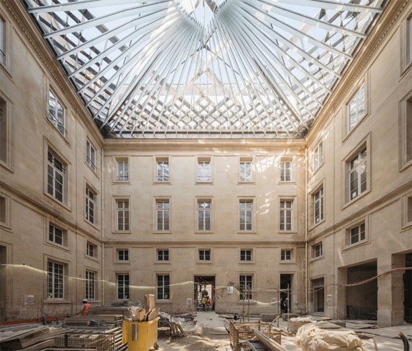 L'hôtel de la Marine : la cour de l'intendant et sa nouvelle verrière diamant L'hôtel de la Marine : la cour de l'intendant et sa nouvelle verrière diamant