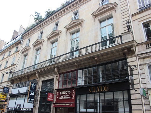 L'hôtel de Montmorency-Luxembourg : la façade Ouest de l'hôtel, donnant sur la rue Vivienne, rhabillée au XIXe siècle par Grisart L'hôtel de Montmorency-Luxembourg : la façade Ouest de l'hôtel, donnant sur la rue Vivienne, rhabillée au XIXe siècle par Grisart