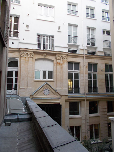L'hôtel de Montmorency-Luxembourg - La travée centrale est reconnaissable : la baie centrale du 1er étage, diminuée de hauteur, est encadrée de pilastres ioniques doubles - L'hôtel a été surélevé de plusieurs étages L'hôtel de Montmorency-Luxembourg - La travée centrale est reconnaissable : la baie centrale du 1er étage, diminuée de hauteur, est encadrée de pilastres ioniques doubles - L'hôtel a été surélevé de plusieurs étages