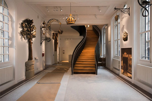 Le musée carnavalet : Escalier contemporain créé dans la salle des enseignes