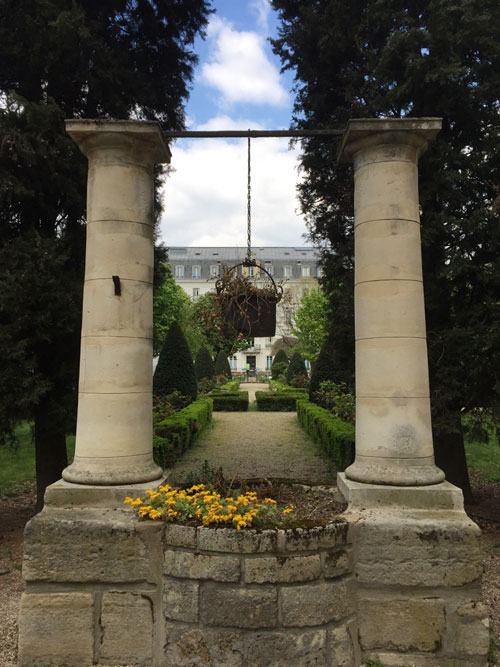 Le jardin de la clinique Oudinot : le puits encadré de colonnes doriques